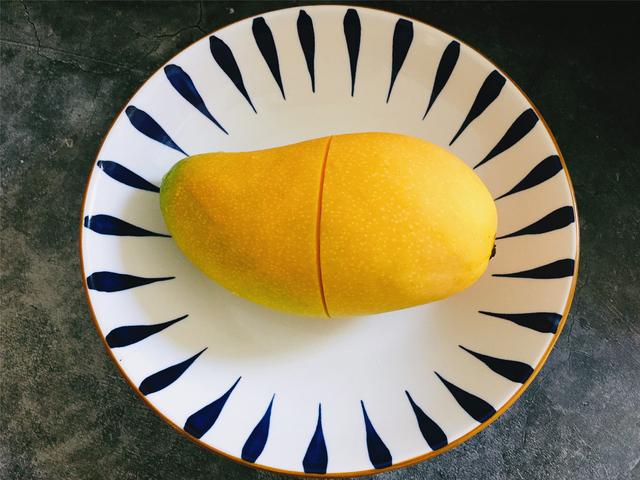 芒果怎么切成一块一块的，芒果怎么切（超实用的4种芒果切法）