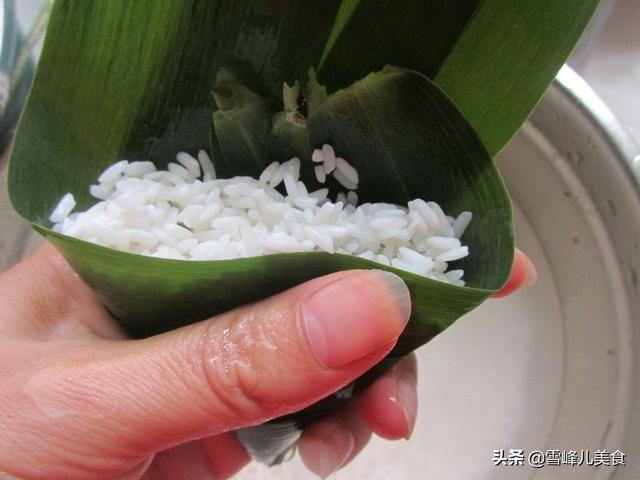 三角棕子的包法粽子的包法，三角粽子的包法（6张图片教会你三角粽最简单包法）