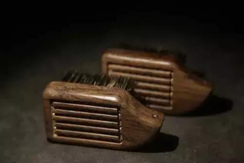 文玩为什么要用猪鬃刷，文玩为什么要用猪鬃刷子（文玩刷子为什么要用野猪鬃毛）