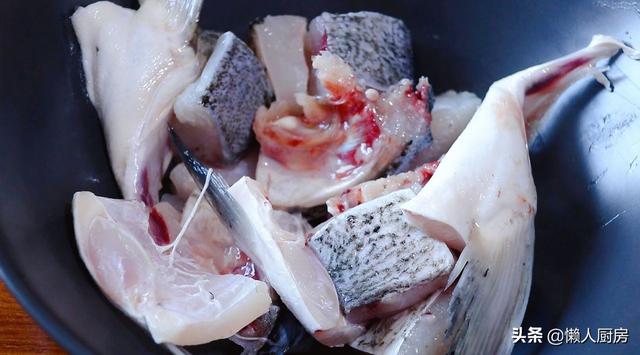 鱼头豆腐的做法，酸菜鱼头豆腐的做法（教你豆腐鱼头的懒人做法）