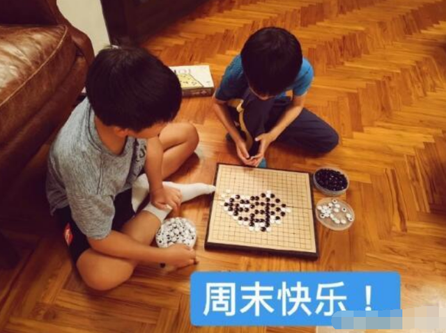 梁洛施33岁生日，仨儿子陪她庆生，老大贴心老二老三惯性避开镜头