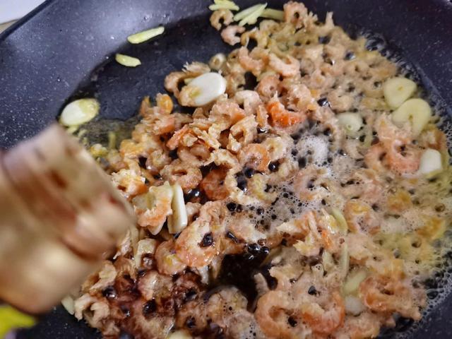 怎么炒干虾，怎样炒干虾好吃又简单（小小虾干搭配蔬菜炒一炒）