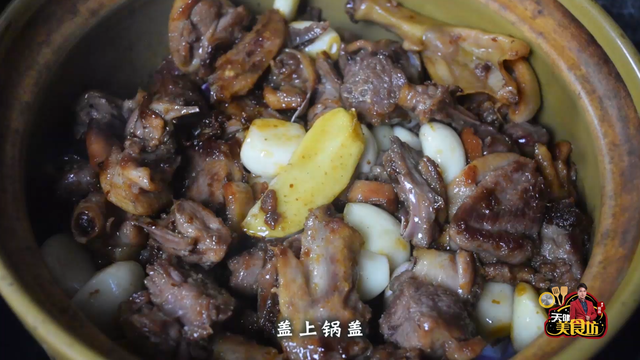老鸭煲的做法，笋干老鸭煲的做法（教你做美味的蒜香老鸭煲）
