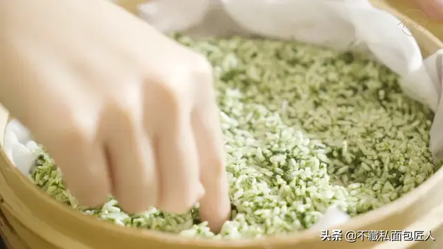 怎样自制手工米粉皮，家庭自制米粉皮的做法（宝石绿外皮原来这样做）