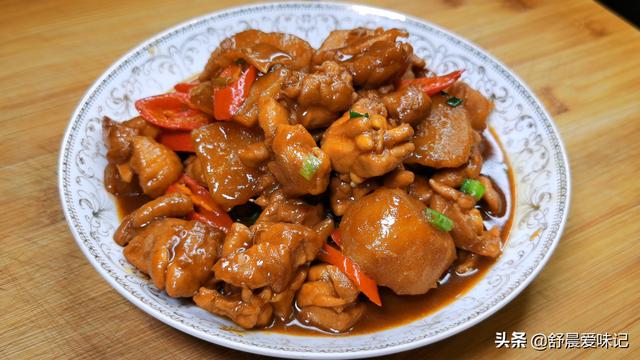 鸡肉炖土豆怎么炒好吃又嫩，土豆炖鸡这样做太好吃了