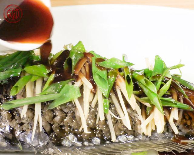 清蒸鲫鱼要蒸多久，清蒸鲫鱼一般蒸多久（做到这点肉质更鲜嫩肥美）