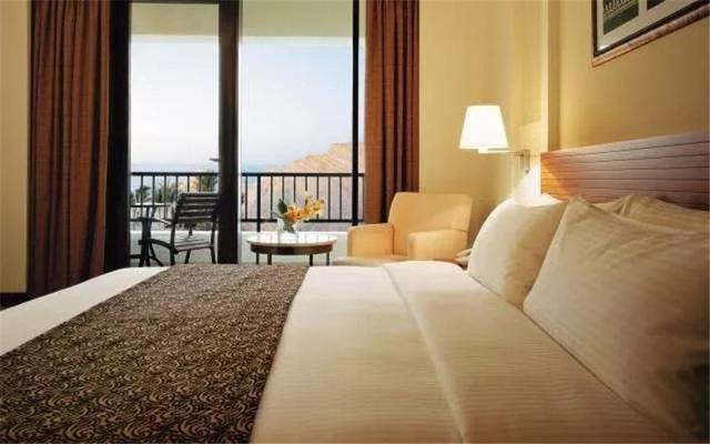 酒店床上一条长条布有什么用，酒店床上的横条布是做什么用的