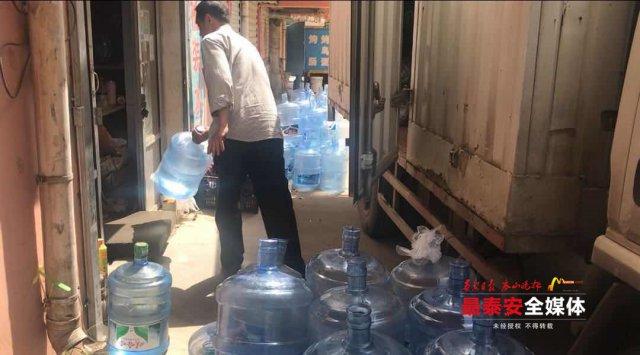 桶装水是多少升，桶装水多少斤（泰安这处卖品牌桶装水的路边小店）