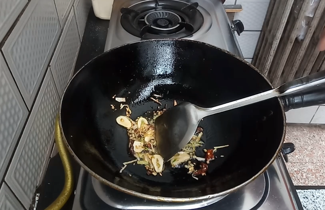 河南面煎茄子的做法，面煎茄子的做法（只需一个茄子就可以搞定一道菜肴）