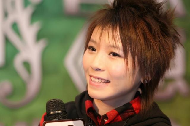 蝴蝶泉边黄雅莉，蝴蝶泉边简谱（被“超女之母”夏青视为亲女儿的黄雅莉现在怎么样了）