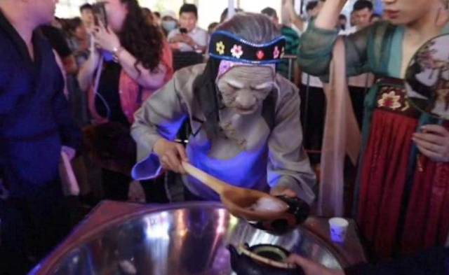 网红孟婆汤是什么做的，网红孟婆汤到底是什么（地摊“孟婆汤”走红）