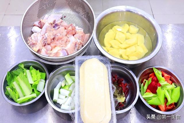 大盘鸡的制作方法，大盘鸡制作教程（大厨教你新疆大盘鸡正宗做法）