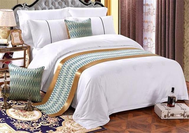 酒店床上一条长条布有什么用，酒店床上的横条布是做什么用的