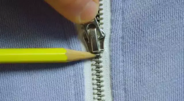 裤子起球怎么快速去掉，衣服起毛用什么办法把它去掉（裤子不合身……教你一招）