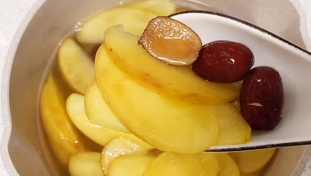 【苹果红枣汤】做法步骤图  坚持1周喝3次 大肚腩不见了人漂亮-起舞食谱网