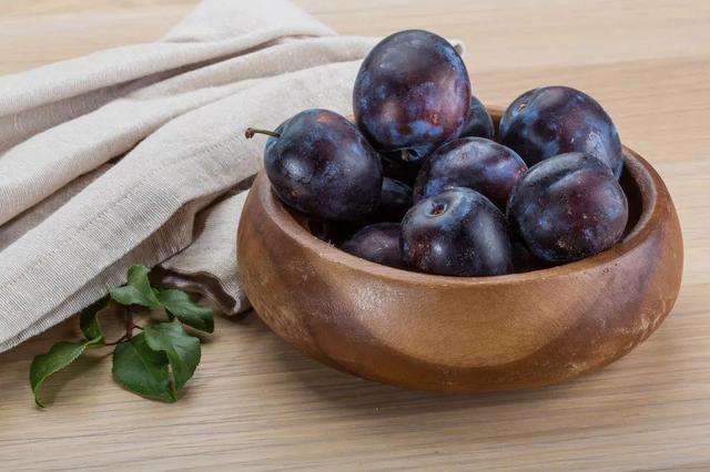 西梅和李子哪个好吃，西梅和李子哪个好吃些（一个让你很会拉屎的水果）