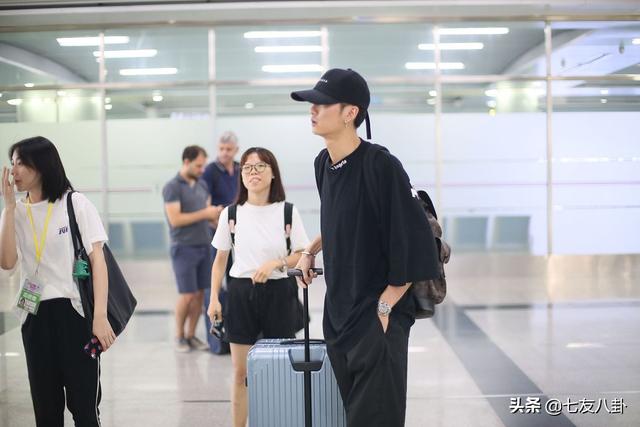 张阳阳女朋友骆艺璇，范世琦演的电视剧有（张阳阳戴黑色鸭舌帽低调现身）