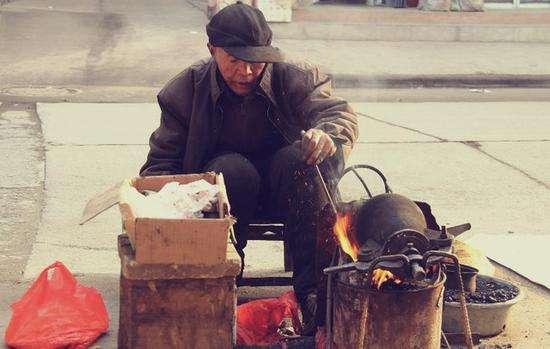 老式爆米花香脆用什么方法，老式爆米花的做法（只有农村人才知道的老式大炮爆米花机）