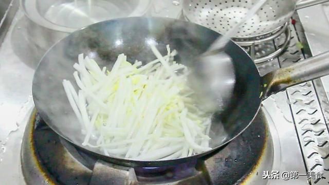 酸辣白菜的做法，酸辣白菜的做法最正宗的做法大厨（大白菜简单的做法）
