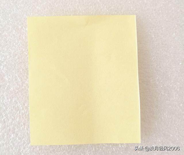 对折剪纸怎么剪，对折剪纸怎么剪春（一张小纸片剪出一条可爱小鱼儿）