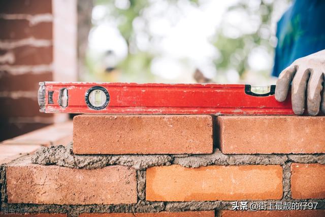 工地施工员是做什么的，工地施工员是做什么的工作（需要不需要考施工员证上岗）