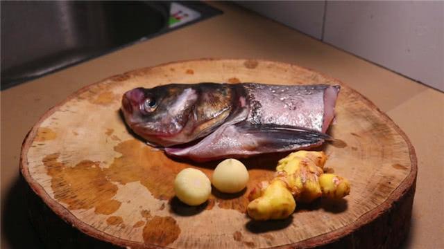 砂锅焗鱼头怎么弄，焗鱼头的制作方法（独家秘制“砂锅焗鱼头”不用加水）