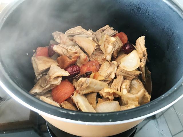 羊骨头炖多长时间，羊骨汤煮多长时间好（学会了年夜饭露一手）