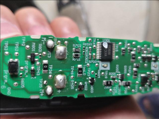 电池老化的剃须刀更换电池，剃须刀电池坏了（飞利浦剃须刀s5000更换电池起死回生）