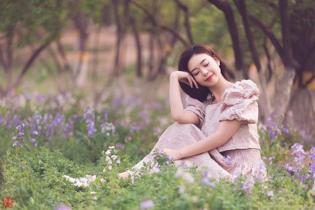 记住12个拍照姿势动作，拍照动作叫什么POS（经典好看的8个拍照姿势）