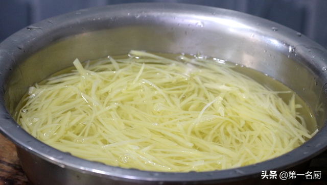 土豆丝的做法，大厨分享小技巧（土豆丝的做法醋溜土豆丝）