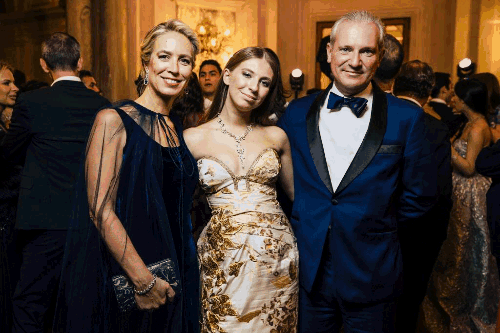 姚安娜为什么不姓任，姚安娜孟晚舟为什么不姓任（受邀参加了世界富豪皇室二代云集的成年舞会）