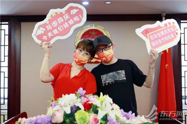 敬礼是左手还是右手，升国旗敬礼是左手还是右手（沪上新人以爱的名义与国同庆）