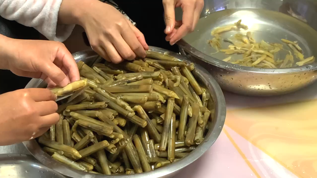 蛏子怎样去除内脏图解，蛏子怎么清除内脏（退潮时多抓一些放冰箱）