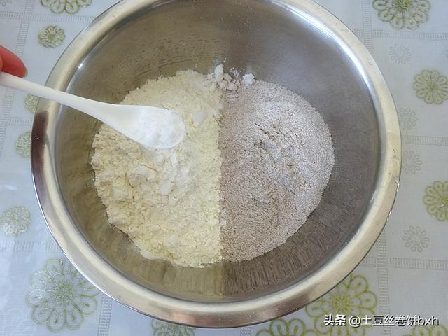 酵母发面蒸馒头技巧，如何用酵母发面蒸馒头（酵母发面做馒头要多放两种材料）