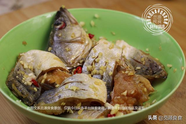 生焖鲈鱼的做法，蒜香焖鲈鱼最正宗的做法（十元钱买条鲈鱼）