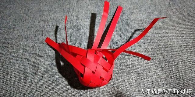 如何用一张纸折纸灯笼，如何用一张纸折纸灯笼视频（用四张纸条做成的折纸灯笼）