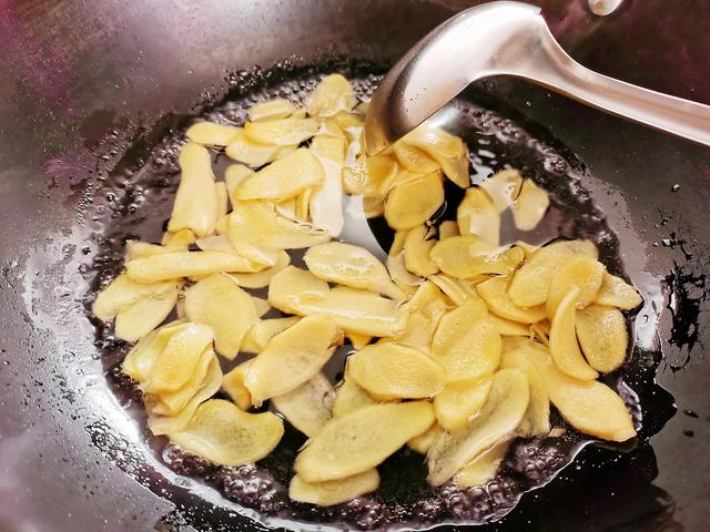 姜汁红糖水的做法，姜汁红糖水如何做（自己做的姜片糖）