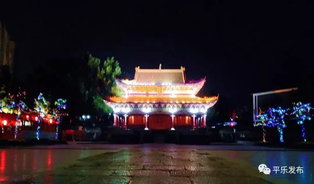 元宵燈會上,年輕的姑娘們成群（元宵燈會朋友圈）