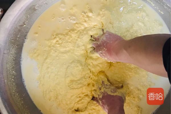 玉米面饼子怎么做，玉米面饼子怎么做的又松又软（连孩子都喜欢吃的玉米面饼子）