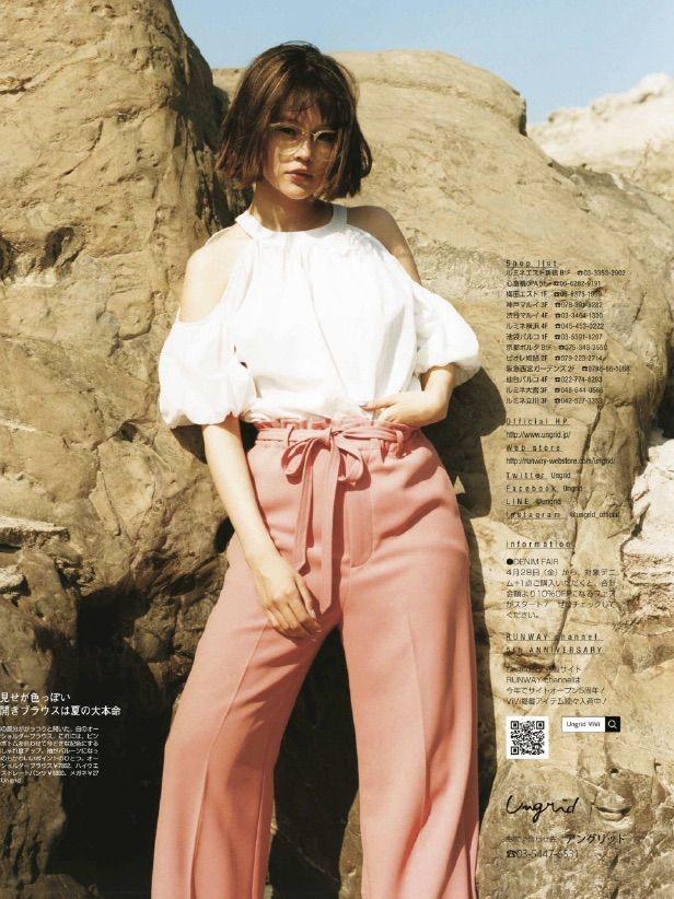 snidel属于什么档次，snidel属于几线品牌（站在门口玩手机的男人）