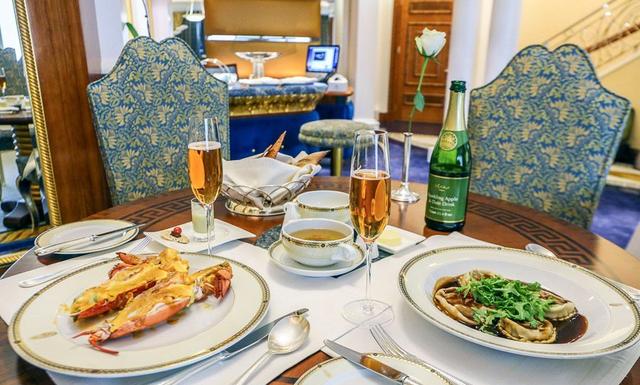 迪拜七星级酒店，迪拜七星级酒店有哪些服务（超奢华七星级住宿楼中楼房间大公开）