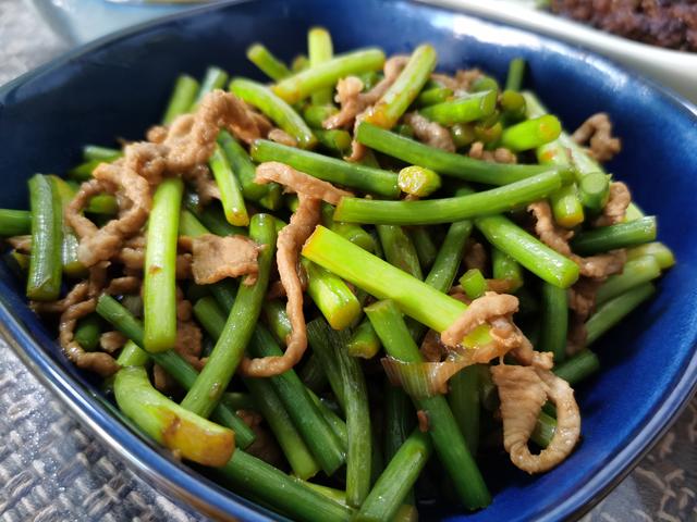 油麦菜炒鸭蛋窍门，油麦菜炒蛋的做法大全（蒸一条鱼炒三个菜）