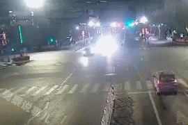 开黄车什么意思，我要开黄车是什么意思（动图警示，飞车为何会上树）