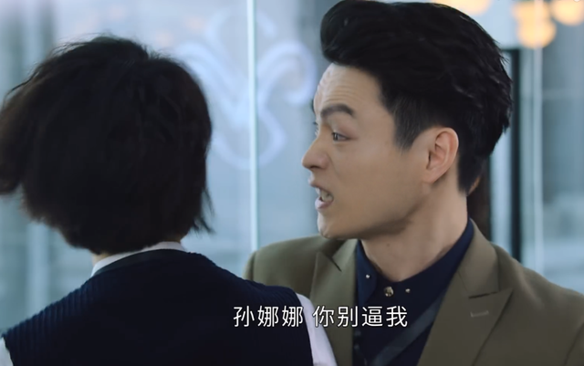 《正青春》首播，吴谨言悬浮让人出戏，殷桃像得罪了造型师
