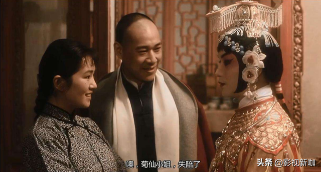 张丰毅开5百万豪车兜风，小12岁娇妻坐副驾，后座狗狗价值不菲