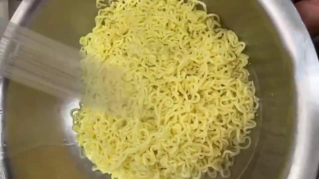 炒方便面的做法步骤，炒方便面的做法教程（做法简单香气扑鼻）