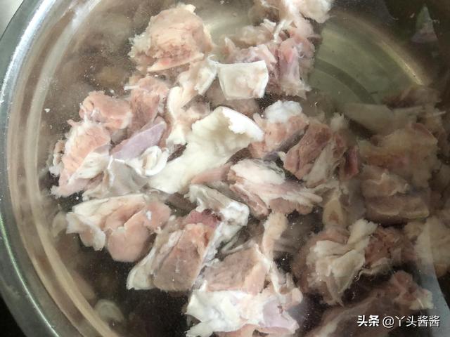 羊肉怎么做好吃而且没有腥味，羊肉怎么煮才能又好吃又没有腥味（记得“1泡1炒4药材”）