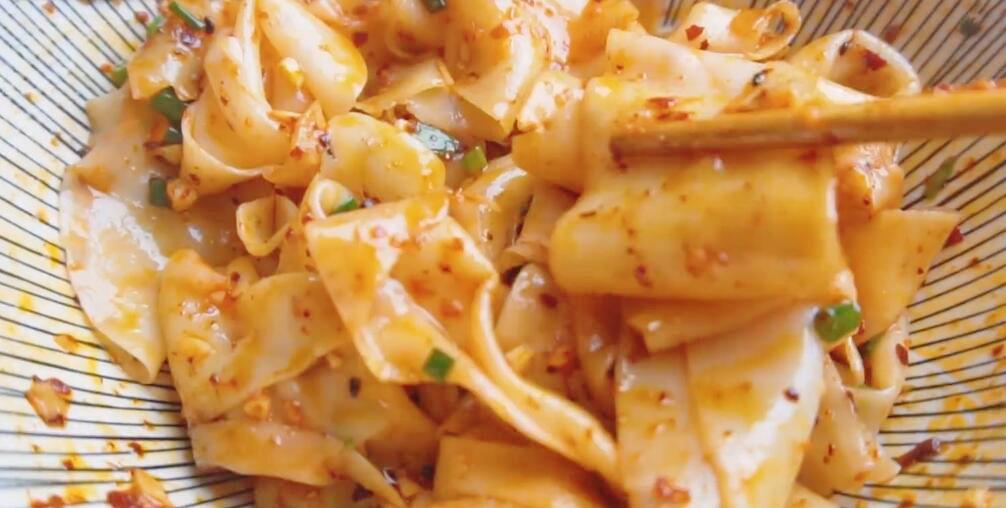 圖片[6]-【餃子皮油潑面】做法步驟圖 我家隔天吃一次 特別的解饞-起舞食譜網(wǎng)