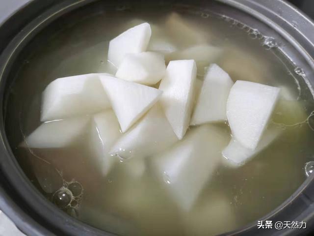 萝卜排骨汤的功效，白萝卜排骨粥的功效（排骨可以熬粥吗）
