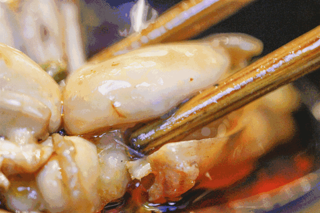 牛蛙和田鸡是一样的吗，田鸡和牛蛙一样吗（牛蛙中国餐桌史）